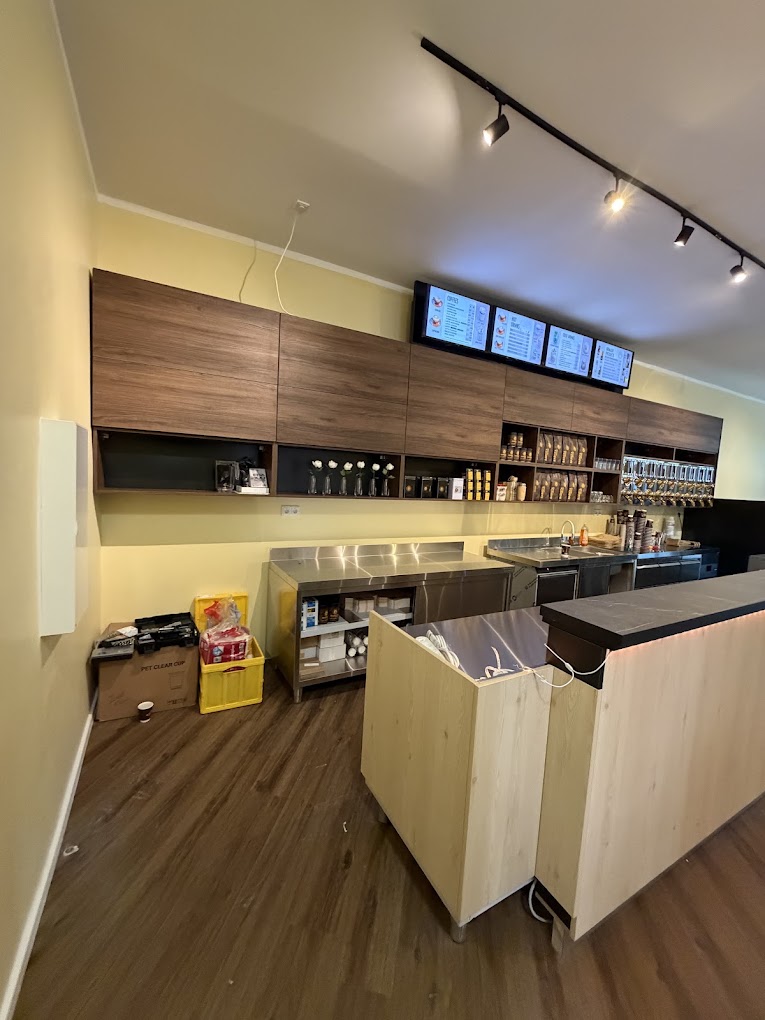 Elektroinstallation im Arbeitsbereich eines Cafés in Berlin – Anschlüsse für Gastronomietechnik