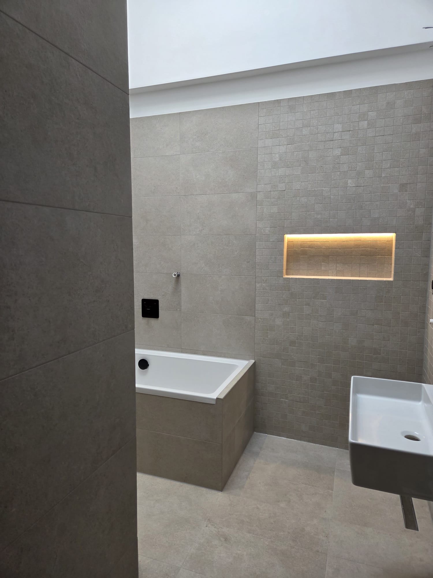 Badewanne mit großer indirekt beleuchteter LED-Nische – Badezimmerbeleuchtung in Berlin