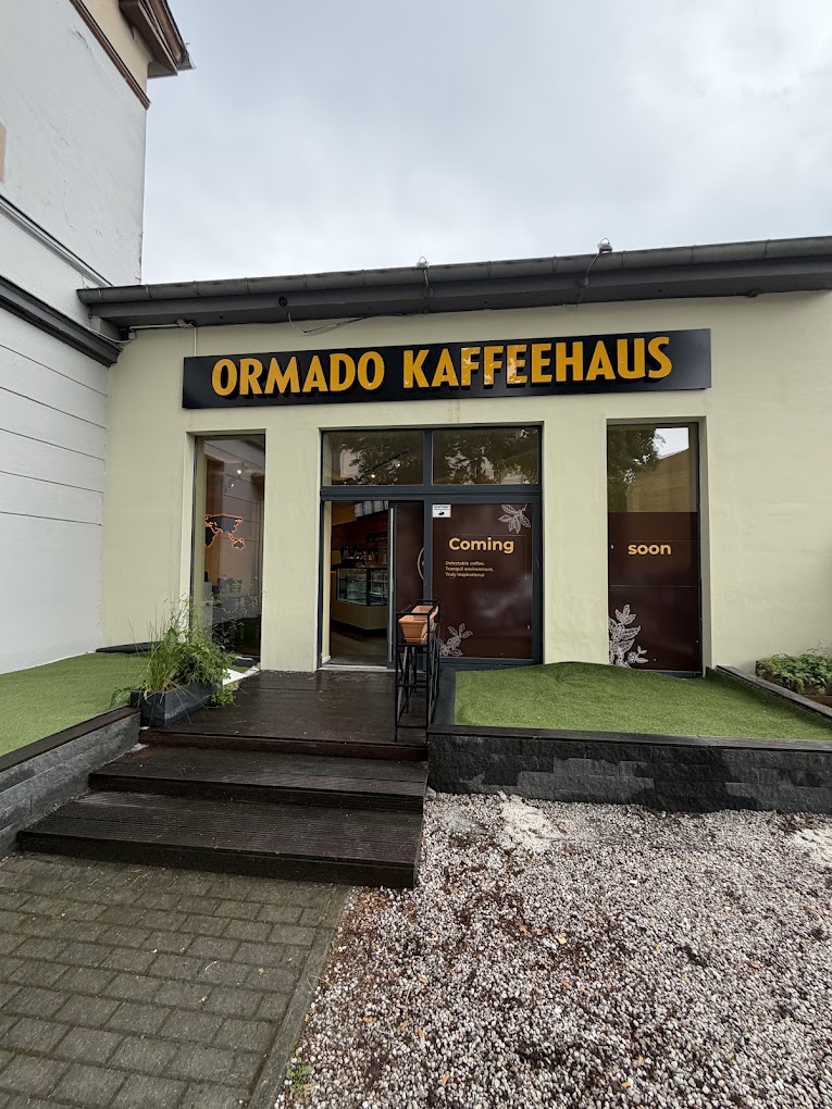 Fassade und Eingangsbereich des Ormado Kaffeehaus in Berlin-Zehlendorf mit Elektroinstallation im Außenbereich