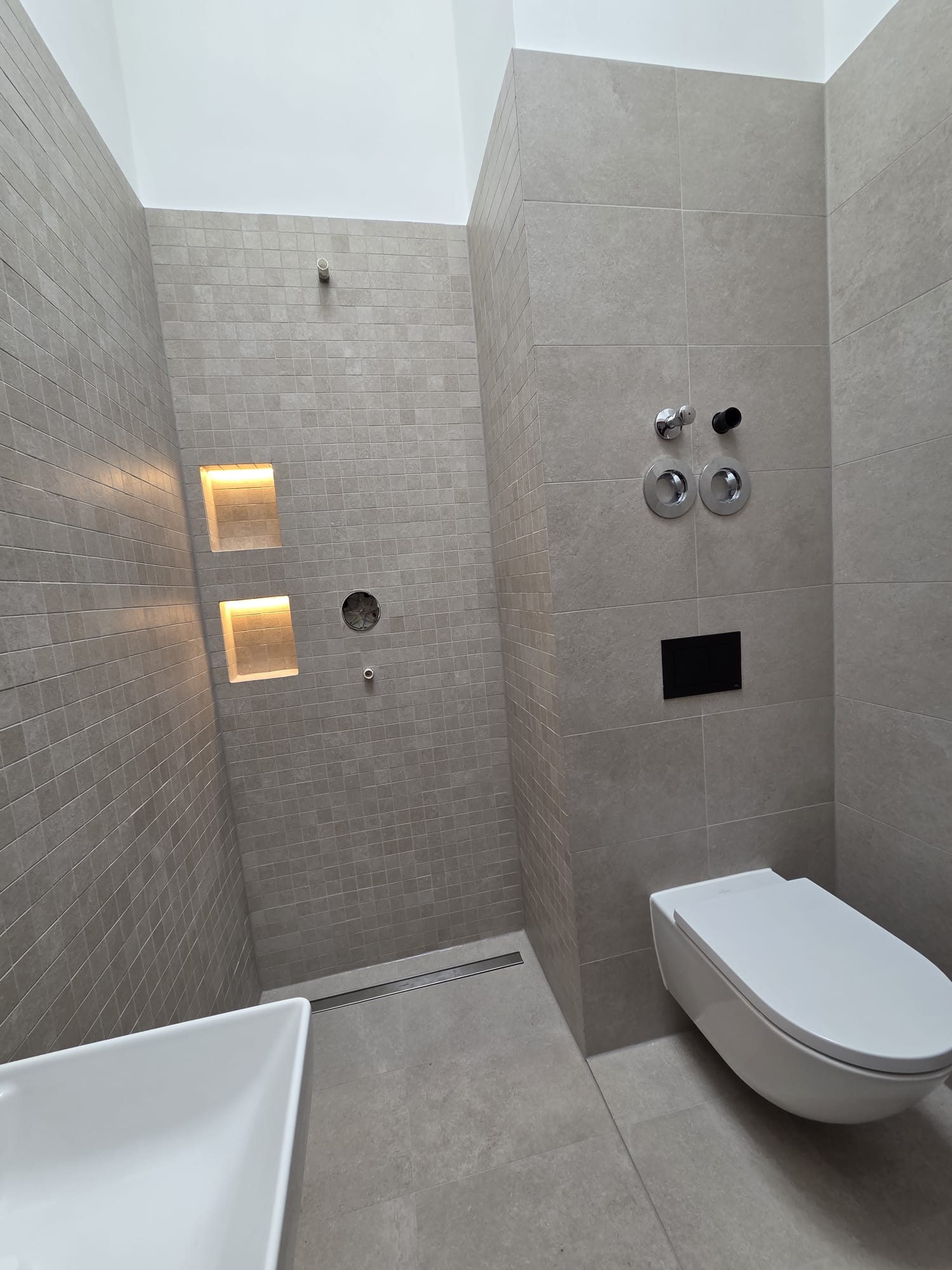 Badezimmer mit LED-beleuchteten Wandnischen in der Dusche – Beleuchtungsinstallation in Berlin-Charlottenburg